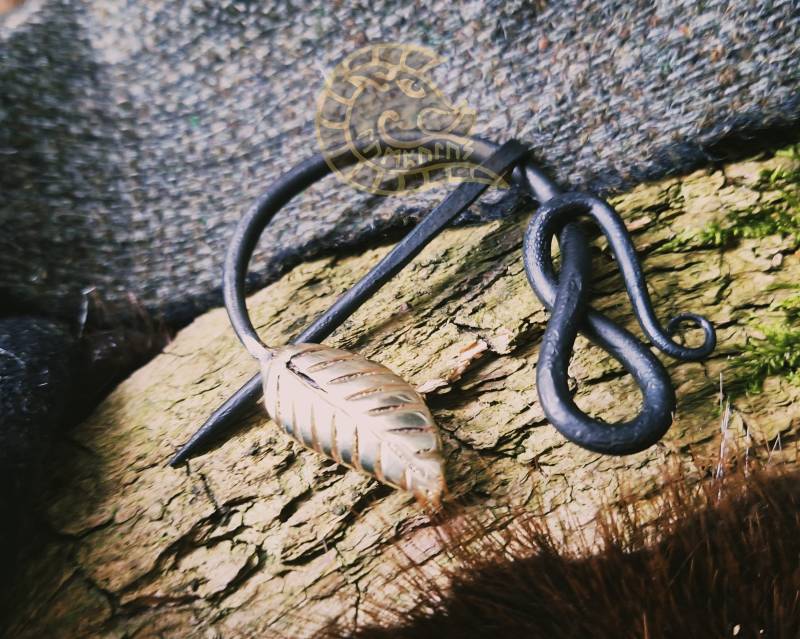 Fibel Goldblatt Eisen Gewandschließe - Hand Geschmiedet Mittelalter Mantel Umhang Stoff Fell Brosche Wikinger Kelten Römer Larp Reenactment von Lumpulus