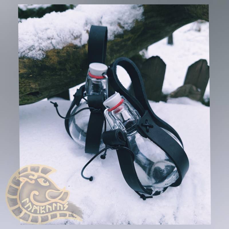 Schwarze Potion Pod Kugelflasche Mit Gürtelhalter Aus Leder Trankflasche von Lumpulus