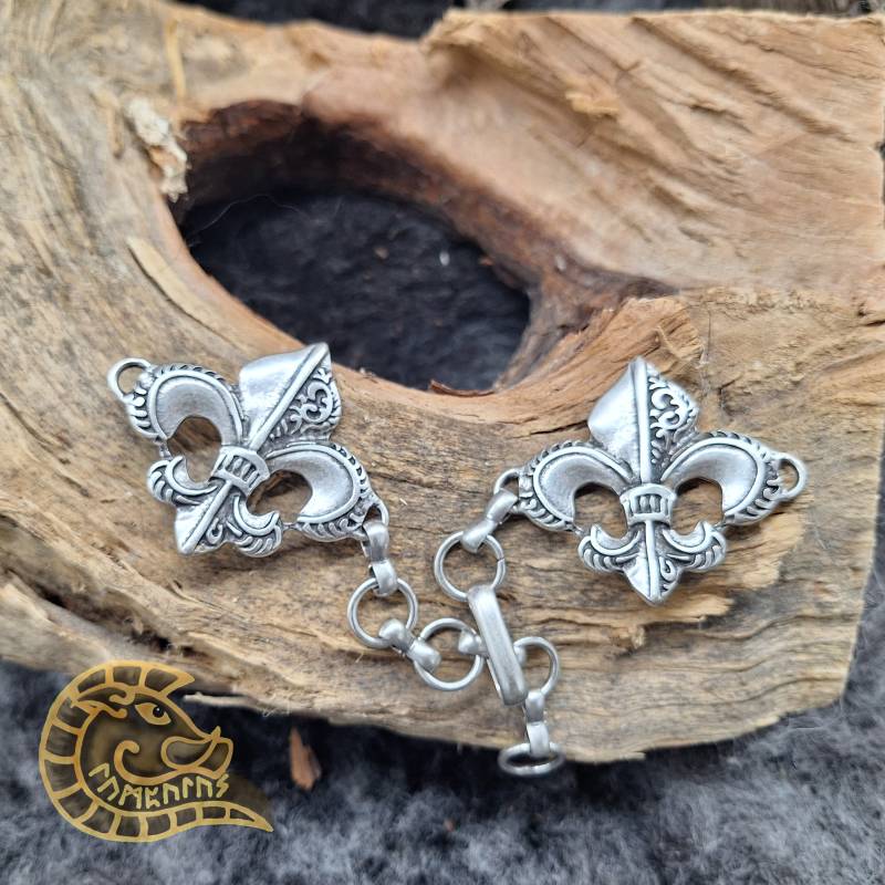 Silber Fleur De Lis Verschluss - Mantelschließe Umhang Cape Mittelalter Larp Elf König Mythodea Cosplay Schliesse Haken Mantel Silber Fleur De Lis Verschluss - Mantelschließe Umhang Cape Mittelalter Larp Elf König Mythodea Cosplay Schliesse Haken Mantel von Lumpulus