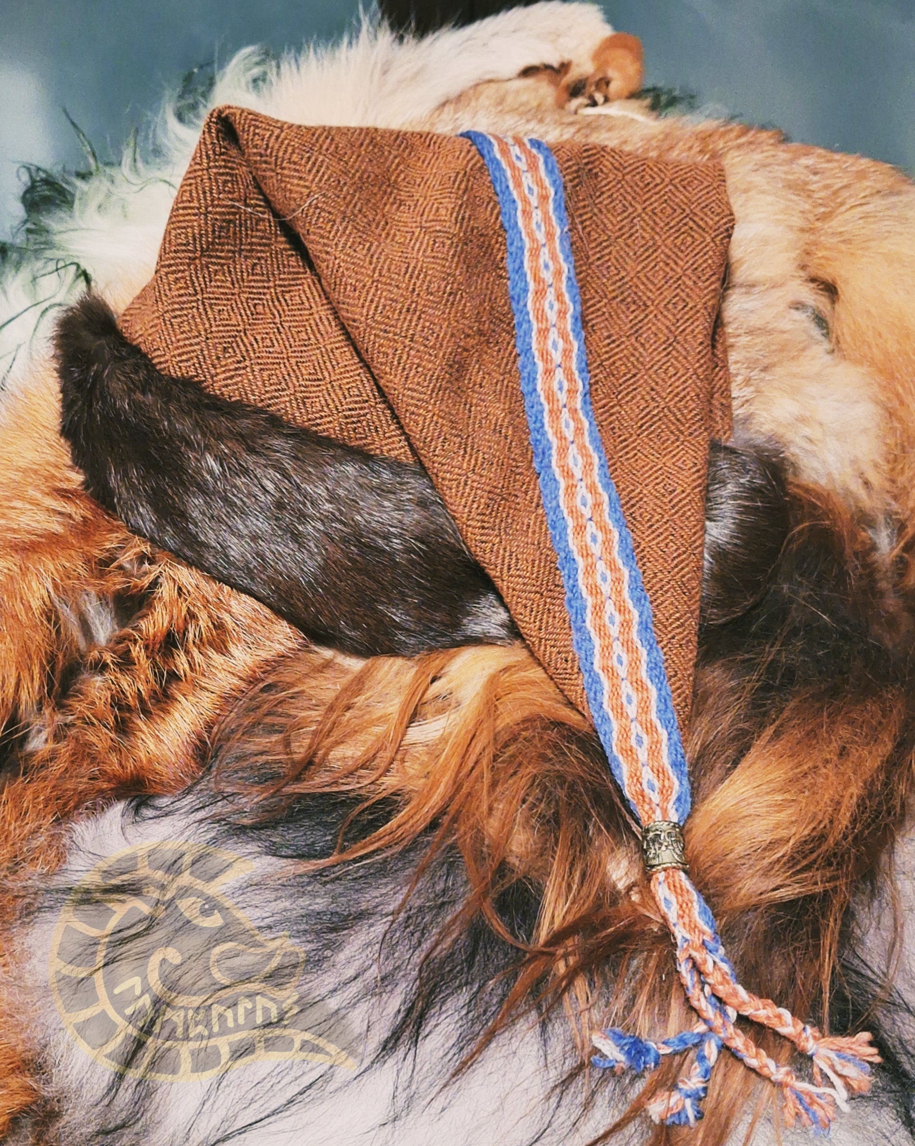 Wikinger Mütze Eyvind Mit Borte - Diamantköper Tabletweaving Rus Zipfelmütze Reenactment Larp Mittelalter Kleidung Herringbone Fischgrät von Lumpulus