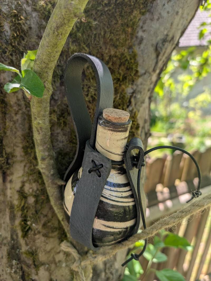 steinzeugflasche Lederhalter Kugelflasche Larp Mittelalter Trankflasche Kostüm Kräuterkunde - Ein Besonderes Geschenk von Lumpulus