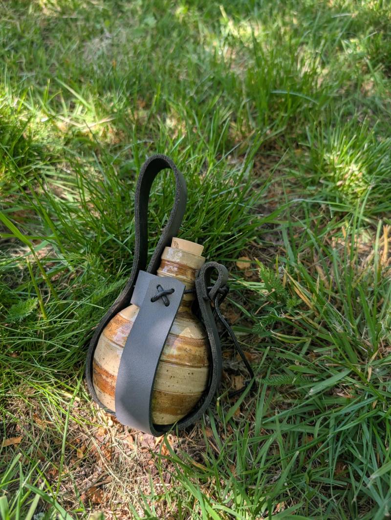 steinzeugflasche Lederhalter Kugelflasche Larp Mittelalter Trankflasche Kostüm Kräuterkunde - Ein Besonderes Geschenk von Lumpulus
