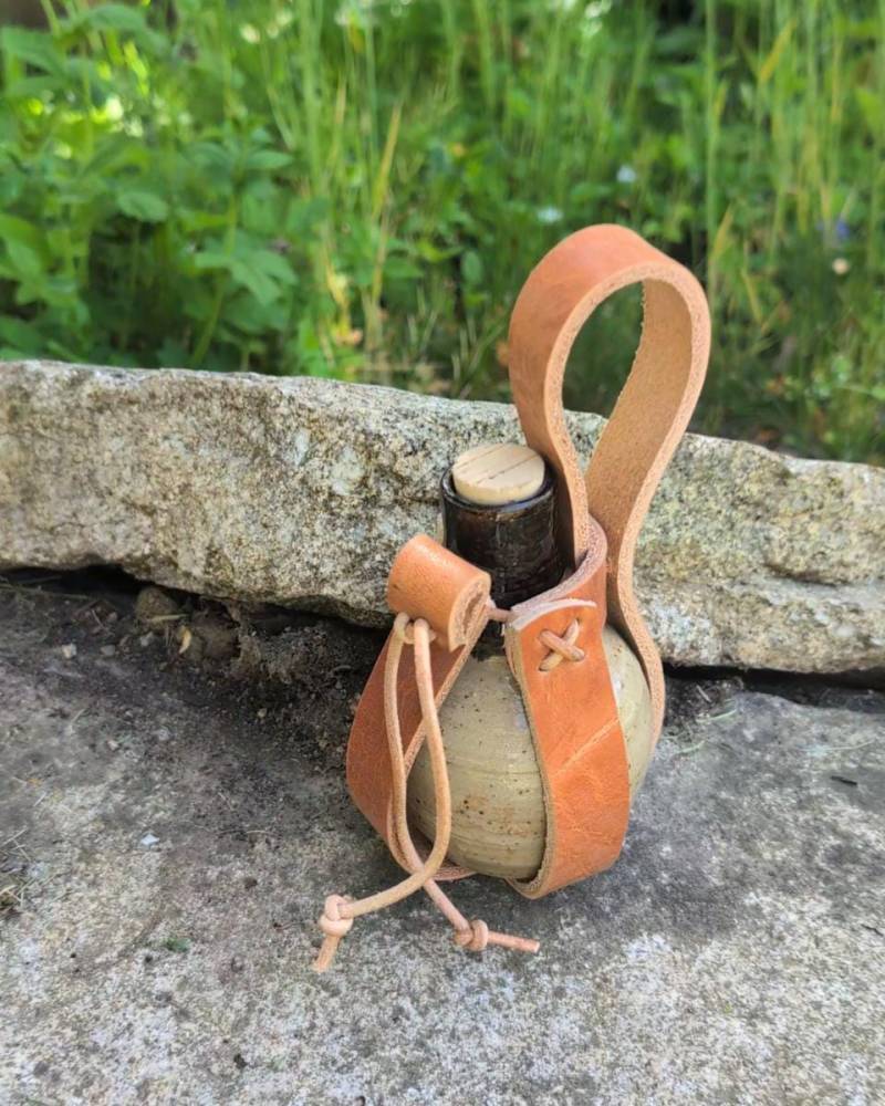 steinzeugflasche Lederhalter Kugelflasche Larp Mittelalter Trankflasche Kostüm Kräuterkunde - Ein Besonderes Geschenk von Lumpulus