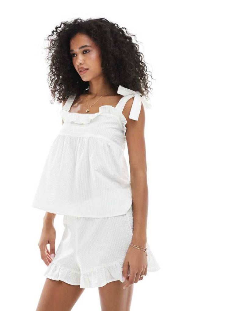 Luna - Pyjama-Camisole in Weiß mit Knitterstruktur und gebundenen Trägern, Kombiteil von Luna