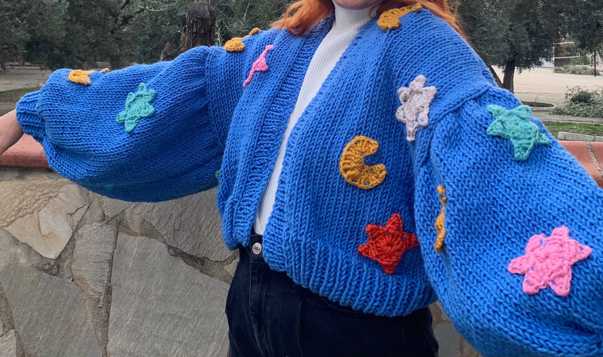Blauer Mond Und Stern Cardigan, Grobstrickpullover, Handgestrickter Pullover, Ballonärmelpullover, Blaue Farbe Chunky Cardigan Weihnachtstag Blauer Mond Und Stern Cardigan, Grobstrickpullover, Handgestrickter Pullover, Ballonärmelpullover, Blaue Farbe Chunky Cardigan Weihnachtstag von LunaAryaKnt