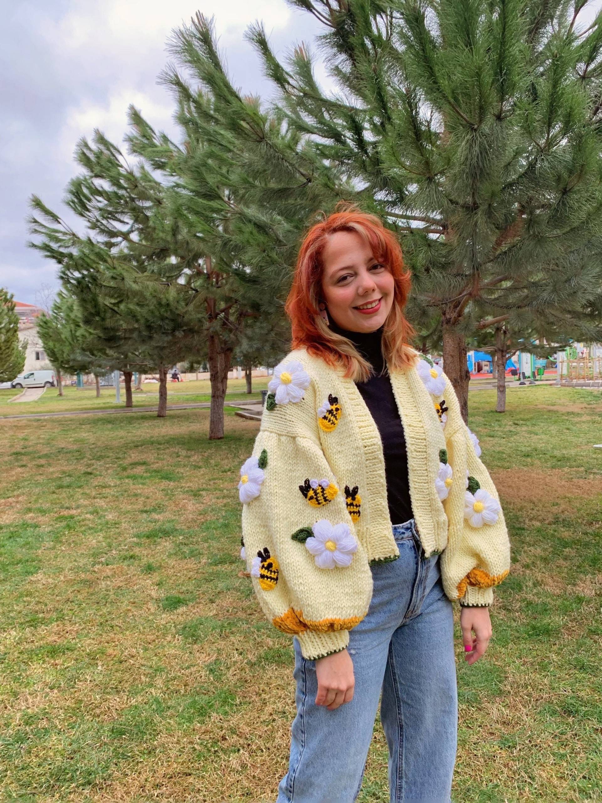 Crop Biene Strickjacke, Big Daisy Sweater, C Hunky Große Blumen Jacke, Strick Bloom Cardigan, Weihnachtstag Geschenk Crop Biene Strickjacke, Big Daisy Sweater, C Hunky Große Blumen Jacke, Strick Bloom Cardigan, Weihnachtstag Geschenk von LunaAryaKnt