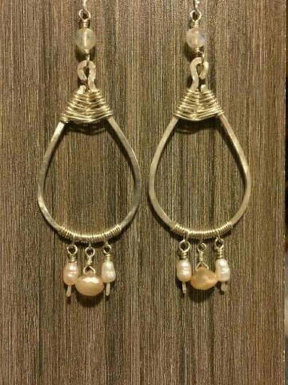Handgemachte Ohrringe Aus Sterling Silber, Mondstein Und Perlen Handgemachte Ohrringe Aus Sterling Silber, Mondstein Und Perlen von LunaDancing