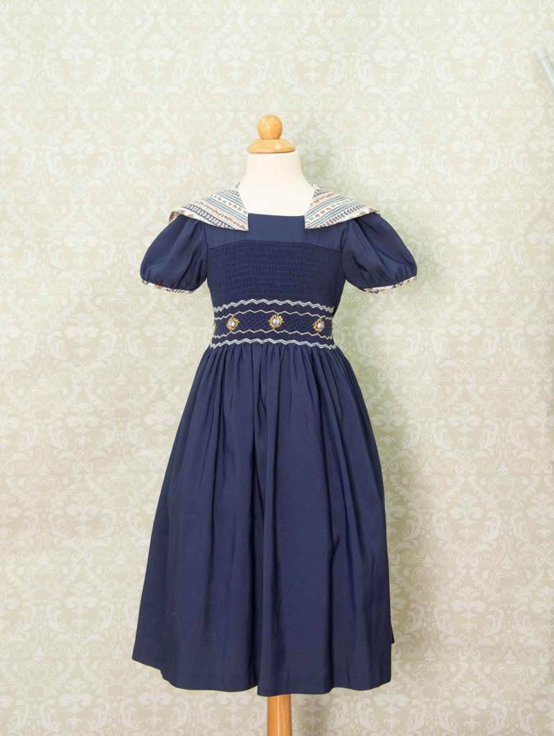 1970Er Jahre Hand Smoked Navy Farbe Mädchenkleid 1970Er Jahre Hand Smoked Navy Farbe Mädchenkleid von LunaGirlVintage