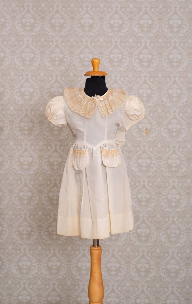 Fräulein Qualität Elfenbein Farbe Taft Mädchen Kleid von LunaGirlVintage