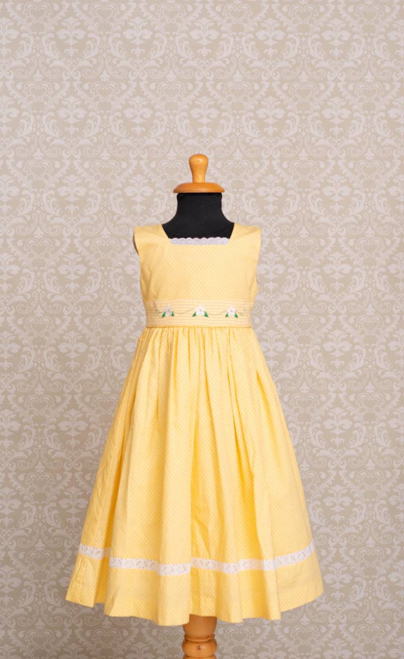 Rebecca Raggs Blumen Bestickte Gelbe Farbe Weiße Punkte Mädchenkleid von LunaGirlVintage