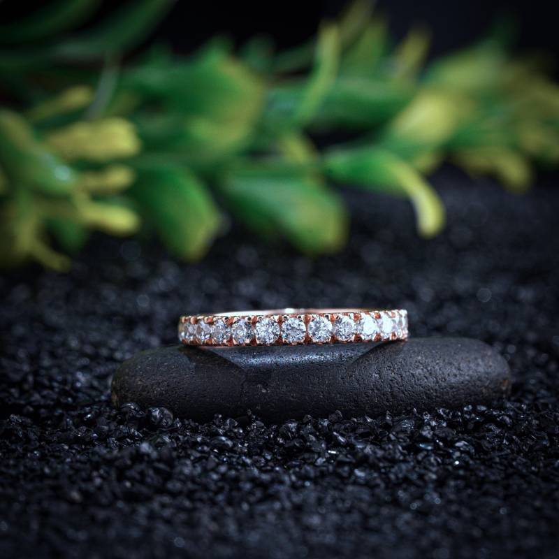 Im Labor Gewachsene Diamant Ehering Damen Pave Halbe Ewigkeit in 14K Roségold von LunaGleamJewels