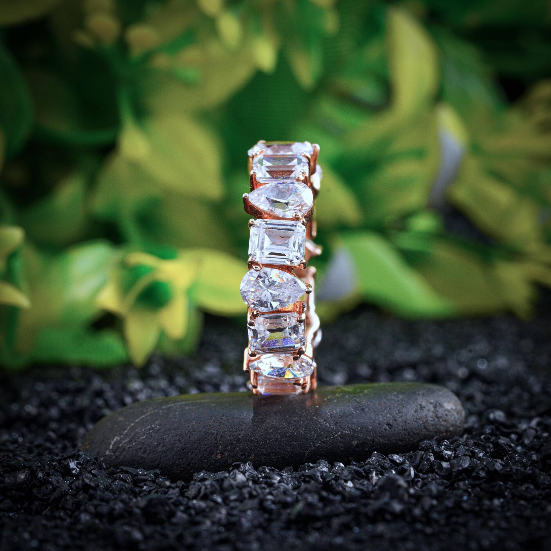 Multiform Moissanite Diamant Einzigartige Band, Birne Und Smaragd Solitaire Setting 14K Eternity Band Geschenk Für Sie Geburtstagsgeschenk Ihrer Frau Multiform Moissanite Diamant Einzigartige Band, Birne Und Smaragd Solitaire Setting 14K Eternity Band Geschenk Für Sie Geburtstagsgeschenk Ihrer Frau von LunaGleamJewels
