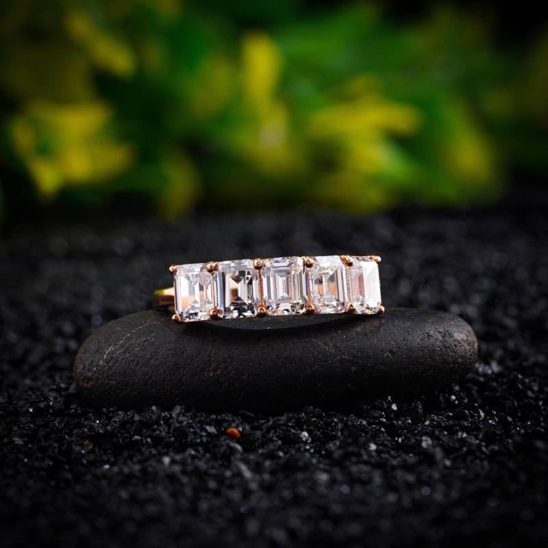 Smaragdschliff-Labordiamantring Fünf Stein Smaragdschliffring Ehering-Rosengold Stapelbar Ring Stapeln Vorschlag Silber von LunaGleamJewels