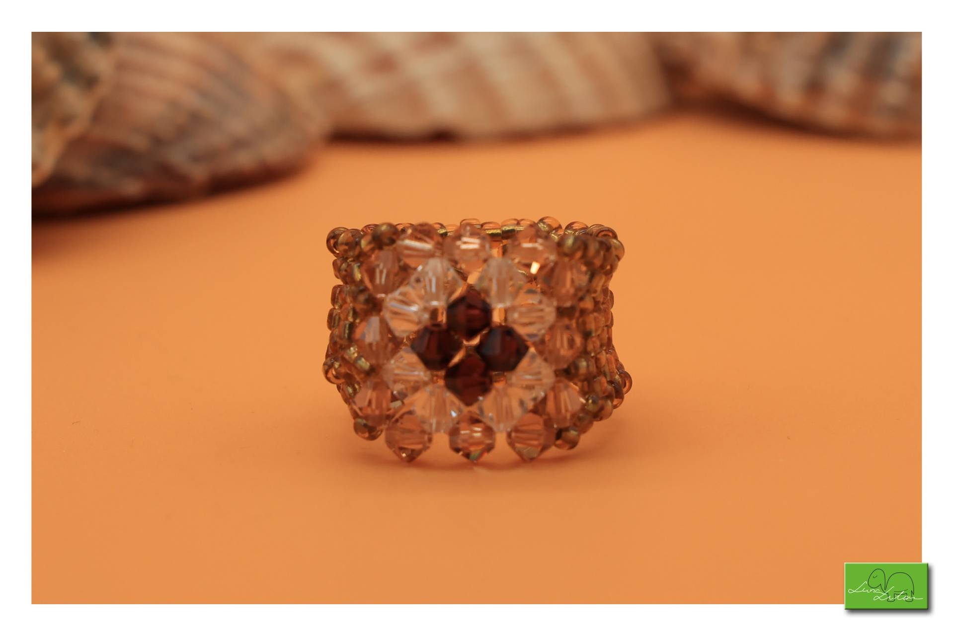 Golden Schimmernder Perlenring Mit Blumenmuster Aus Swarovski-steinen - 57mm von LunaLilouDesign