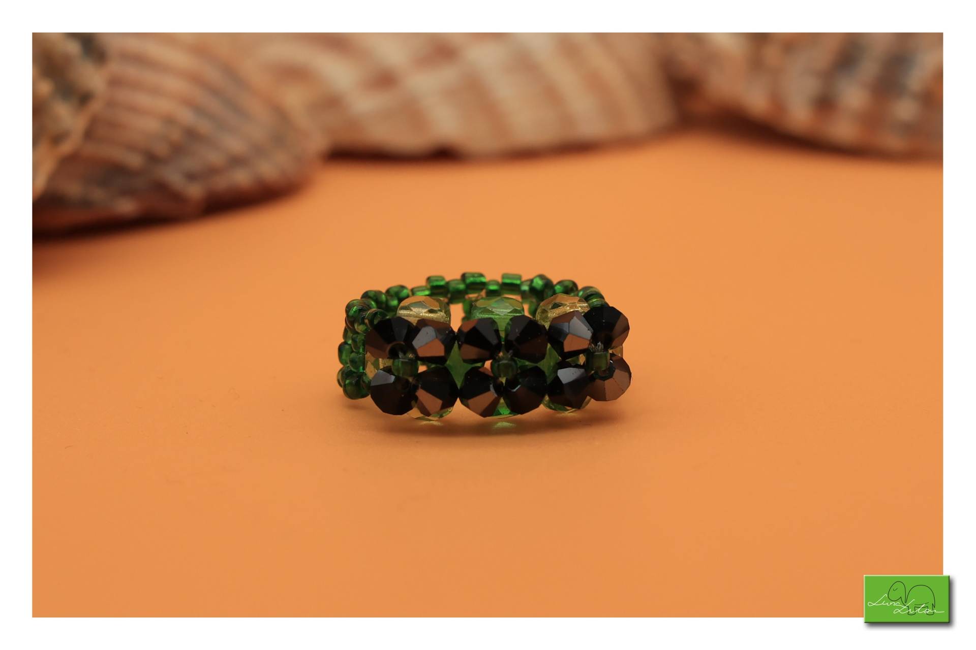 Schwarz-Grüner Perlenring Mit Kleinen Swarovski-steinen - 49mm von LunaLilouDesign
