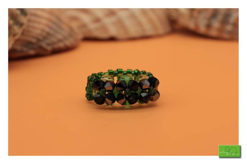Schwarz-Grüner Perlenring Mit Kleinen Swarovski-steinen - 49mm Schwarz-Grüner Perlenring Mit Kleinen Swarovski-steinen - 49mm von LunaLilouDesign