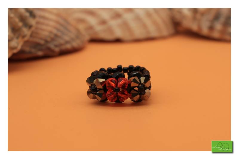 Schwarz-Roter Perlenring Mit Kleinen Swarovski-steinen - 49mm Schwarz-Roter Perlenring Mit Kleinen Swarovski-steinen - 49mm von LunaLilouDesign