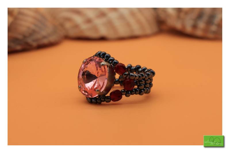 Unikater Handgemachter Perlenring Mit Großem Swarovskistein - Größe 57mm von LunaLilouDesign