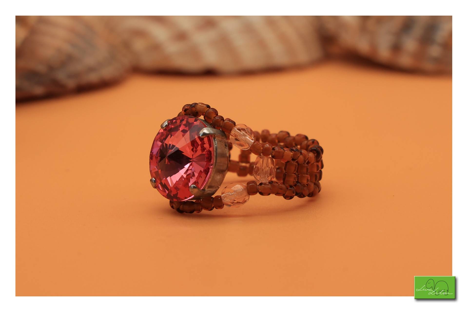 Unikater Handgemachter Perlenring Mit Großem Swarovskistein - Größe 58mm von LunaLilouDesign
