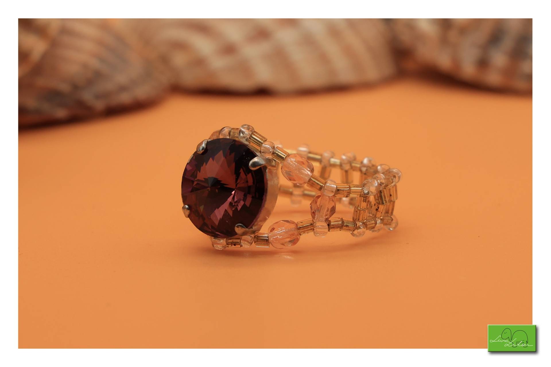 Unikater Handgemachter Perlenring Mit Großem Swarovskistein - Größe 66mm von LunaLilouDesign