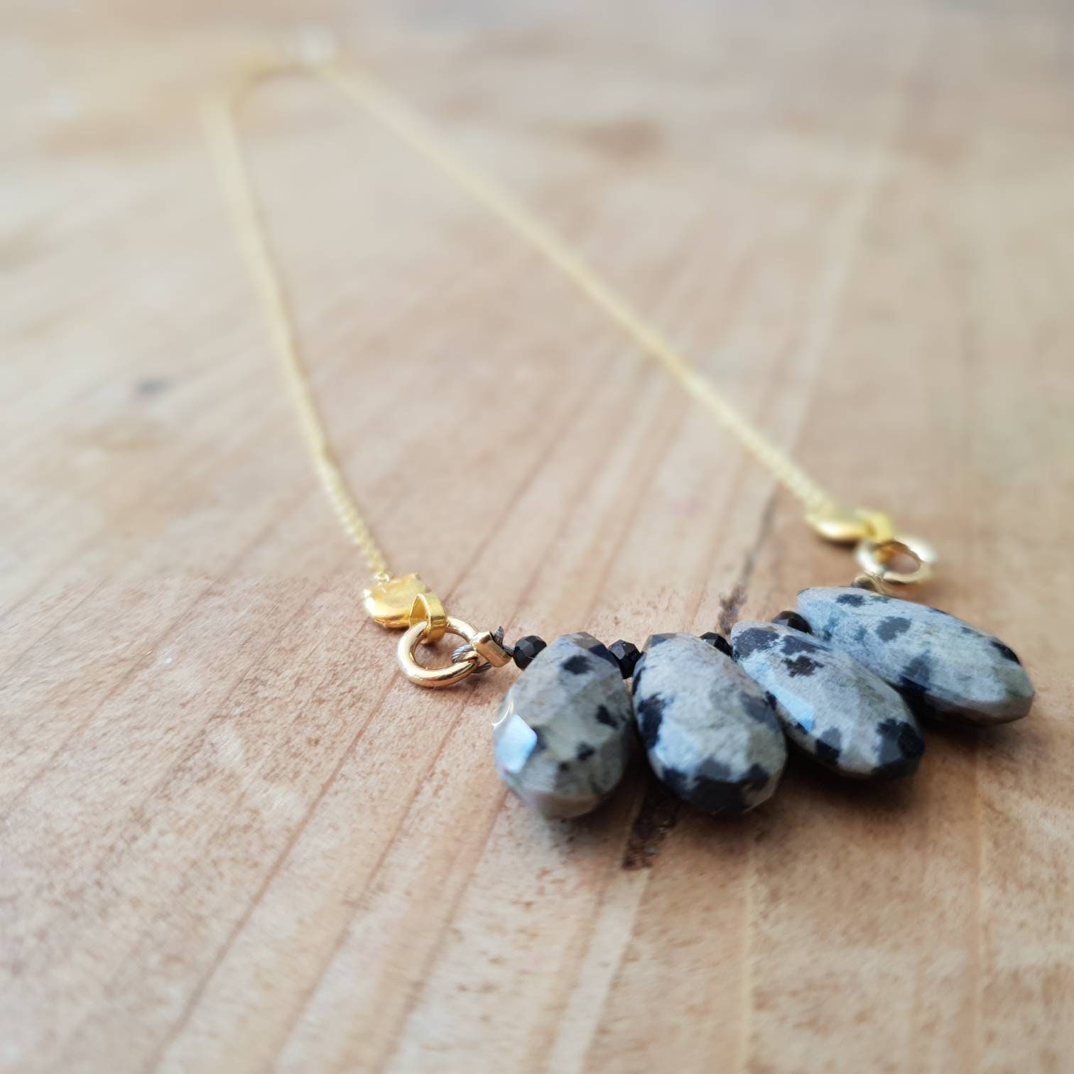 Dalmatiner, Spinell & Gold Gefüllt Tropfen Anhänger Halskette - Zart Handgemachter Schmuck Geschenk Für Sie Edelsteinschmuck Gold Dalmatiner, Spinell & Gold Gefüllt Tropfen Anhänger Halskette - Zart Handgemachter Schmuck Geschenk Für Sie Edelsteinschmuck Gold von LunaLuxeBoutique