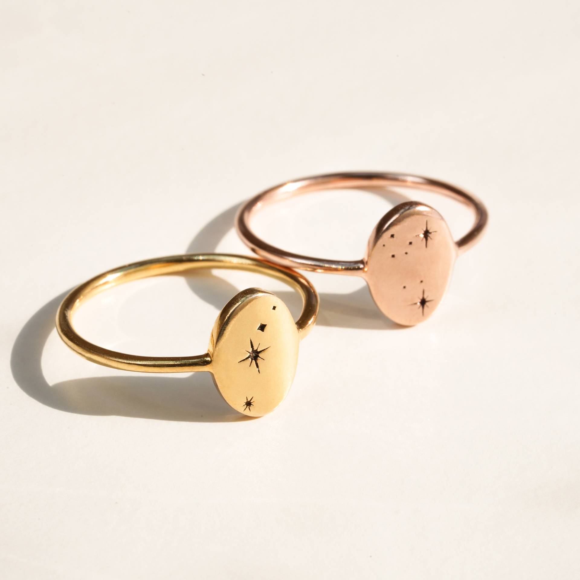 Kleiner Ovaler Sternzeichen Ring Zierliche Siegelringe Weihnachtsgeschenke Gravierte Schmuckstücke in Sterling Silber, Gold & Roségold Kleiner Ovaler Sternzeichen Ring Zierliche Siegelringe Weihnachtsgeschenke Gravierte Schmuckstücke in Sterling Silber, Gold & Roségold von LunaPersonalize
