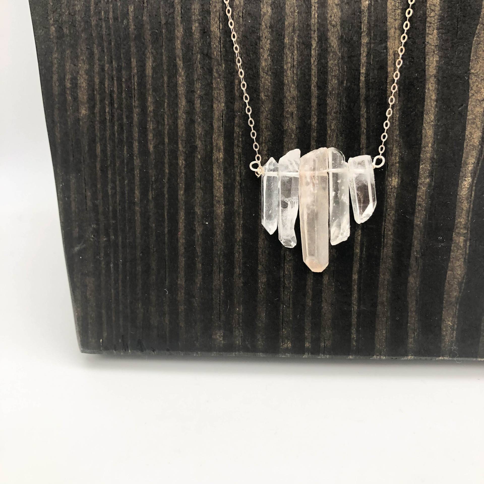 Bergkristall Halskette Boho Brautjungfern Schmuck Unter 75 Naturschmuck Look Rustikal Hochzeit Stil Roh Kristall Accessoires Frühling Braut Trend Bergkristall Halskette Boho Brautjungfern Schmuck Unter 75 Naturschmuck Look Rustikal Hochzeit Stil Roh Kristall Accessoires Frühling Braut Trend von LunaPines