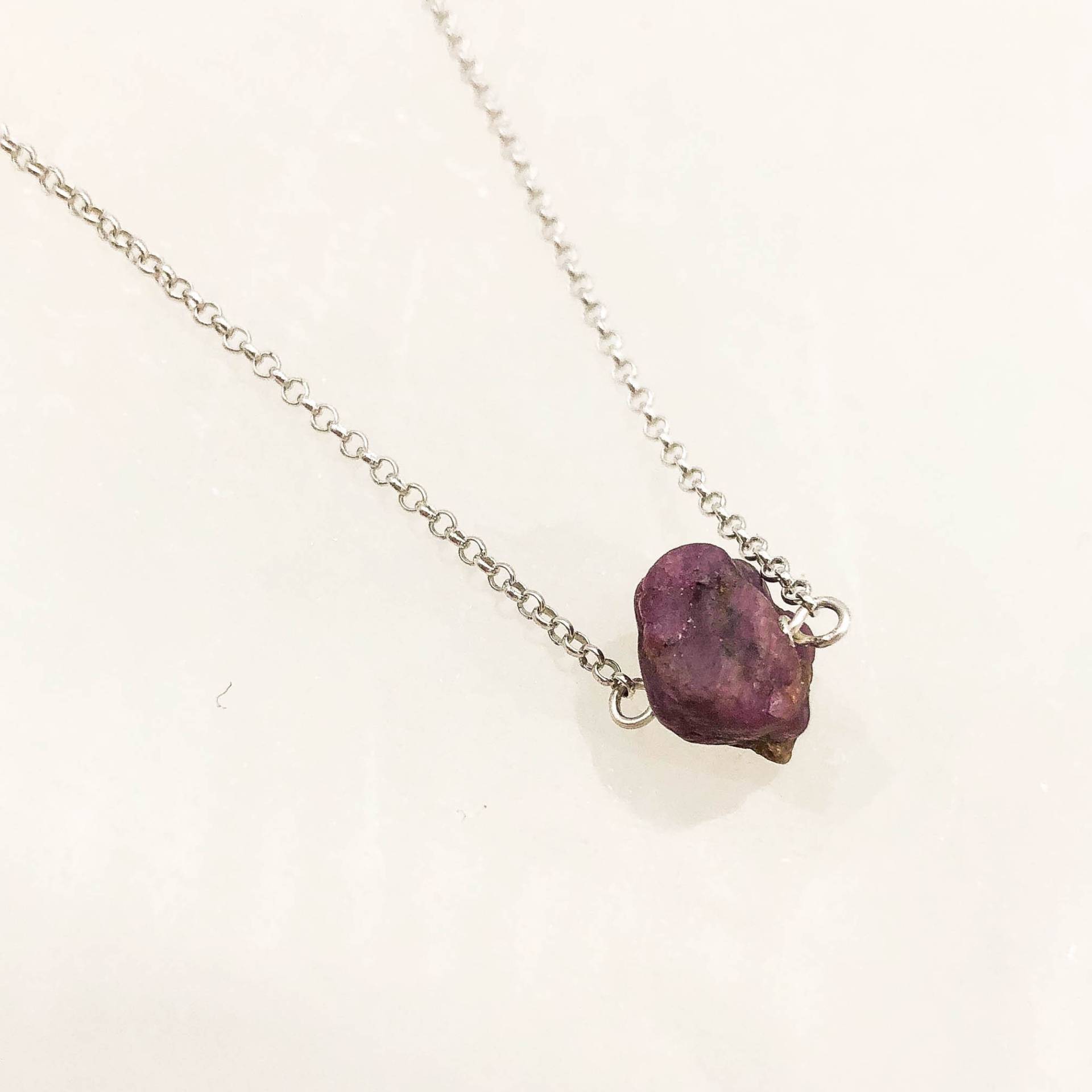 Natürliche Rubin Halskette Silber Stein Schmuck Juli Geburtsstein Geschenk Für Sie Unter 30 Roh Rubin Krebs Sternzeichen Sommer Natürliche Rubin Halskette Silber Stein Schmuck Juli Geburtsstein Geschenk Für Sie Unter 30 Roh Rubin Krebs Sternzeichen Sommer von LunaPines