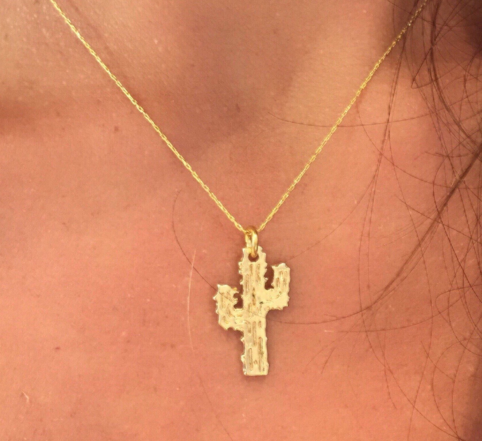 Kaktus Auf Goldkette Kaktus Auf Goldkette von Lunaelbijoux