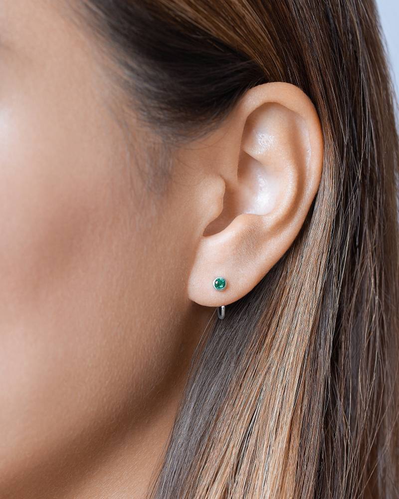 Winzige Edelstein Hugging Creolen - Offene von Lunaijewelry