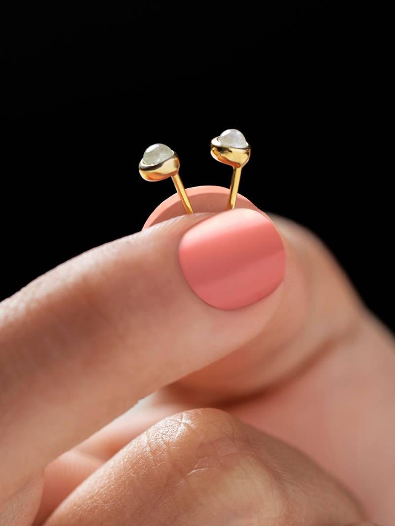 Zierliche Mondstein-Ohrstecker 24K Vergoldetes Sterlingsilber von Lunaijewelry