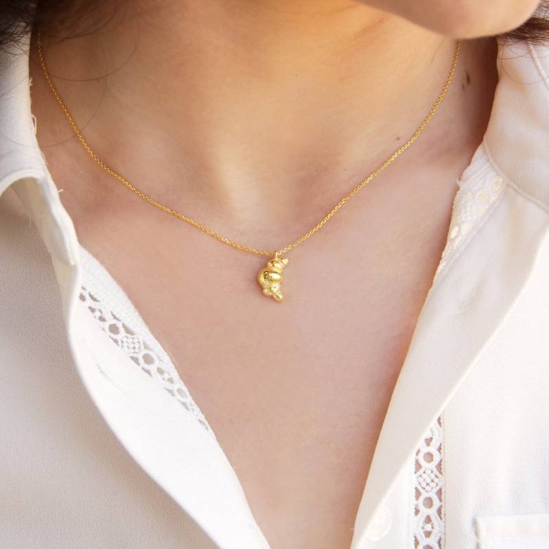 Croissant Anhänger Halskette, Charme Stacking Französisch Pariser Twisted Gold Zierliche Halskette von Lunakjewelry