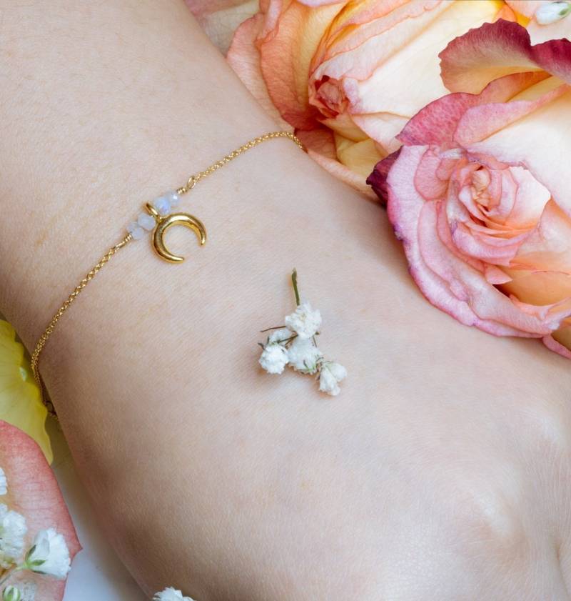 Halbmond Mondstein Armband - Gold Filled Sterling Silber 90S Anime Inspiriert Kawaii Celestial Luna Usagi Magical Girl Geeky von LunamisAura