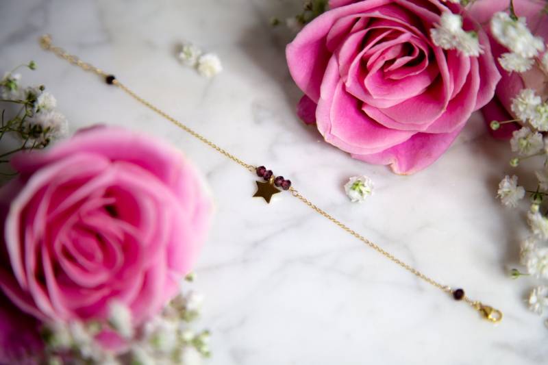 Pluto Granat Stern Bettelarmband - Layering Kette Himmlisch Minimalistisch 90Er Jahre Anime Inspiriert Magical Girl von LunamisAura