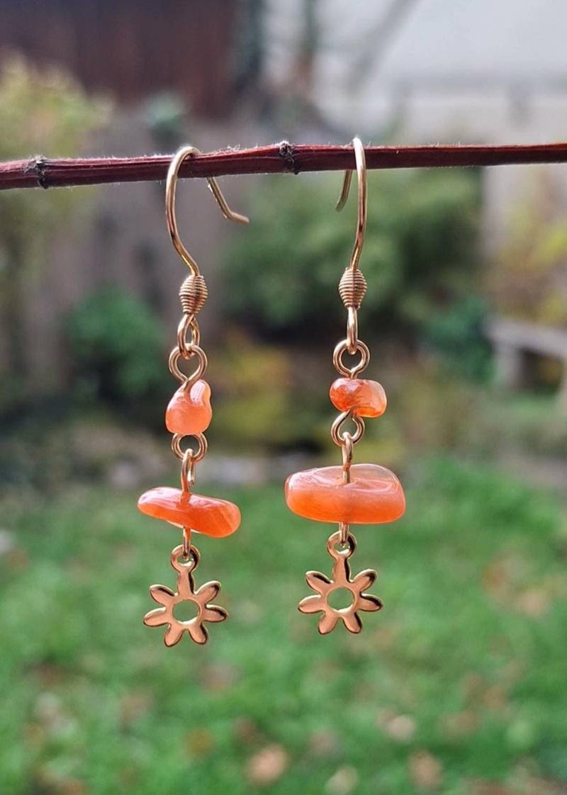 Edelstein Ohrringe Mit Achat - Handgemachte Edelstahl Goldfarben Zierliche Blumen von Lunaphiline