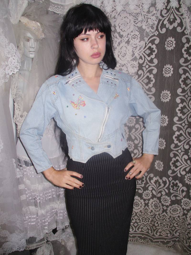 90Er Jahre Kurze Jeansjacke Gestickte Schmetterlinge Blumen 80Er Hellblaue Jean Strass Reißverschlüsse Spitze Saum Klunker Fade Out Retro von LunarHovel