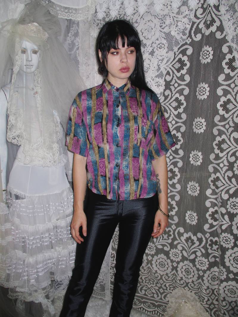 Fronttasche Button Up Bluse Anfang Der 90Er 80Er Jahre Kurze Halbe Ärmel Lila Blau Braun Floral Spirale Abstrakt Gemustertes Shirt Rayon Boho S von LunarHovel