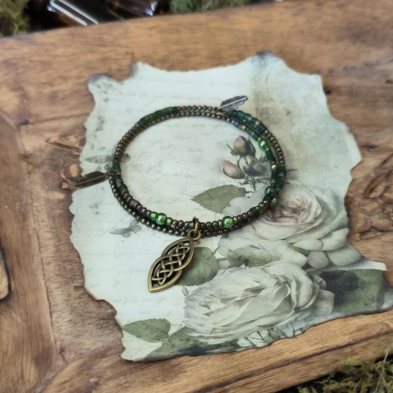 Memory Draht Armband Forest Charm | Mit Grünen Perlen, Antikem Bronze-Look Und Anhänger von LunarLuminis