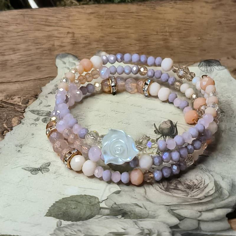 Memory Draht Armband Mit Perlen in Pastelltönen Und Weißen Rosenanhänger von LunarLuminis