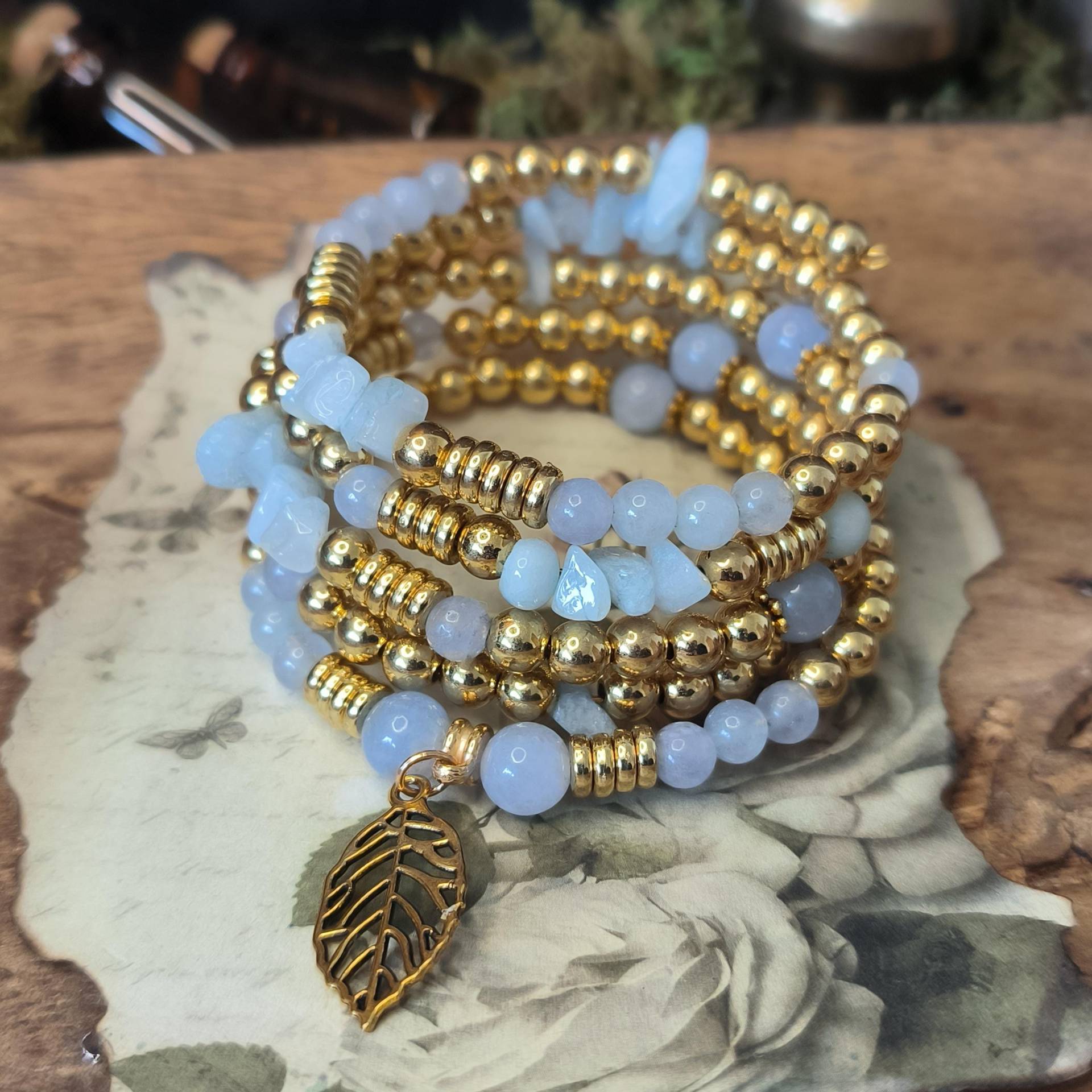 Unikat | Memory Draht Armband Azure Whisper in Gold Und Blau Mit Aquamarinperlen Blattanhänger Unikat | Memory Draht Armband Azure Whisper in Gold Und Blau Mit Aquamarinperlen Blattanhänger von LunarLuminis