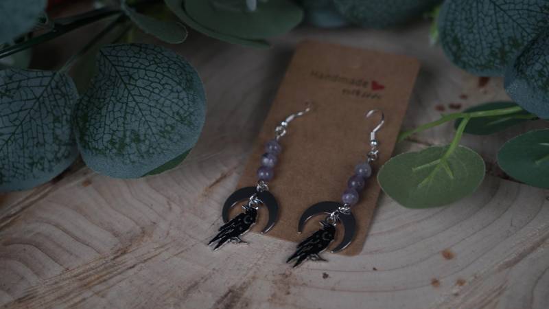Ohrringe Mit Raben, Mond Und Edelsteinperlen Ohrringe Mit Raben, Mond Und Edelsteinperlen von LunarMysticaMiniatur
