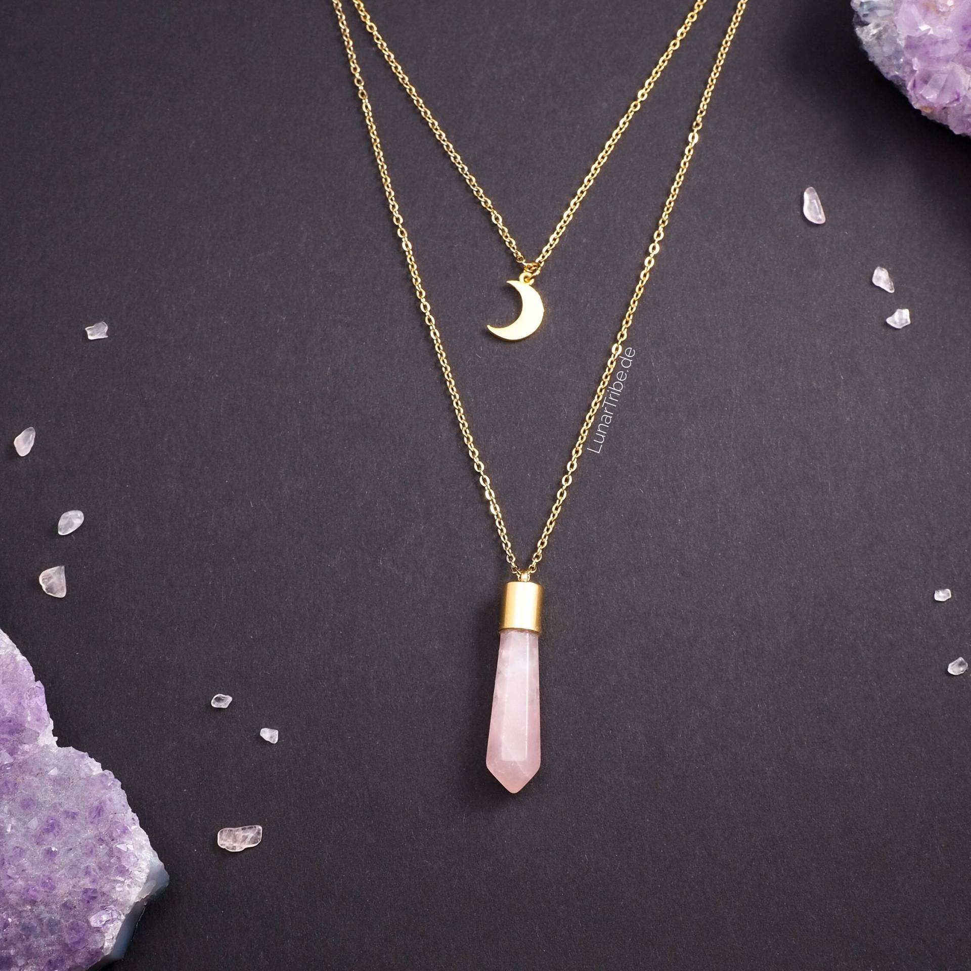 Goldene, Doppelte Halskette Mit Rosenquarzanhänger Und Vergoldetem Halbmond Lange Aus Edelstahl, Größenverstellbar Goldene, Doppelte Halskette Mit Rosenquarzanhänger Und Vergoldetem Halbmond Lange Aus Edelstahl, Größenverstellbar von LunarTribeJewelry