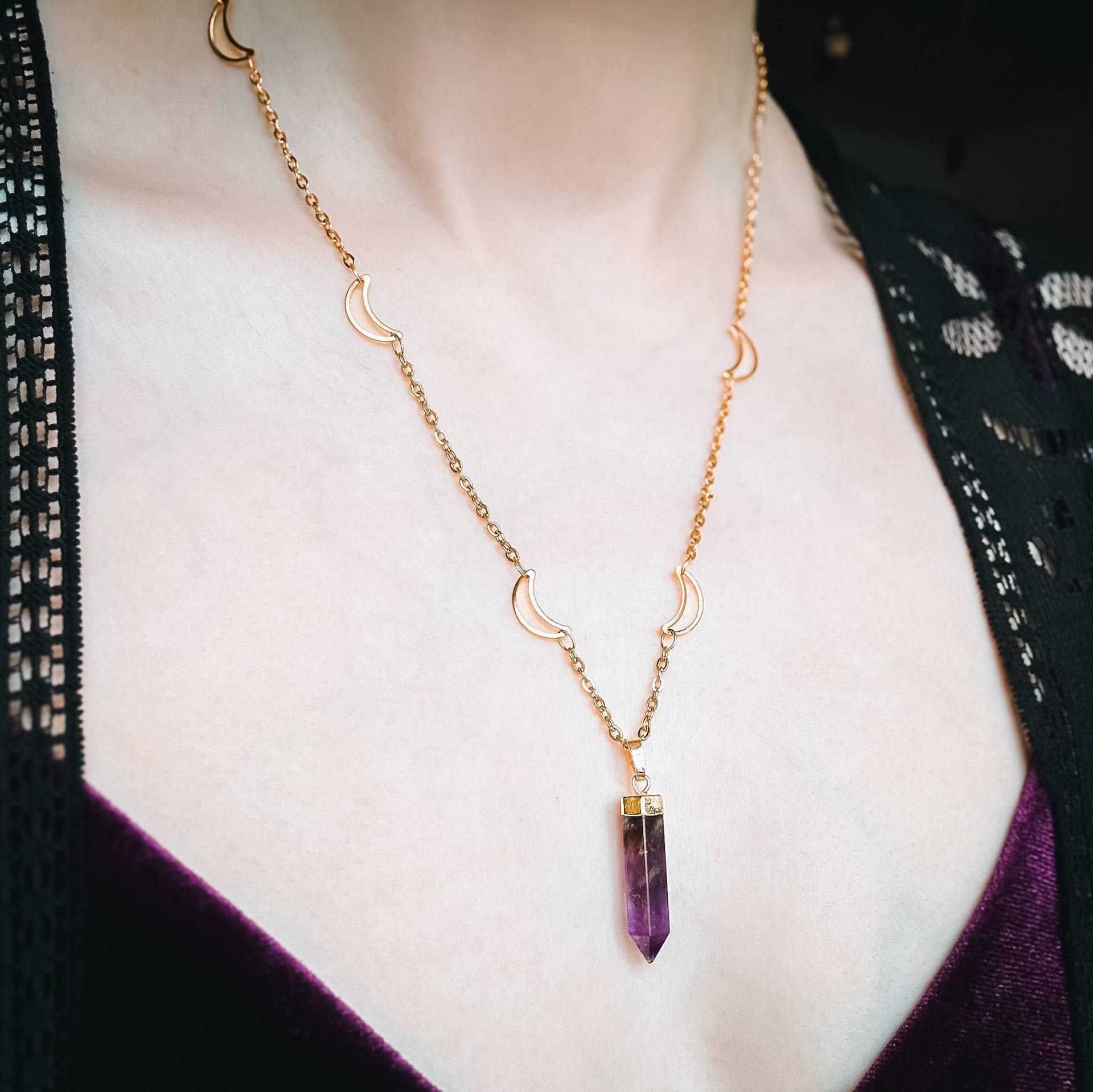 Goldene Mondhalskette Mit Natürlichem Amethyst Anhänger Halskette Aus Goldenem Edelstahl Halbmond Elementen, Verschiedene Längen Goldene Mondhalskette Mit Natürlichem Amethyst Anhänger Halskette Aus Goldenem Edelstahl Halbmond Elementen, Verschiedene Längen von LunarTribeJewelry
