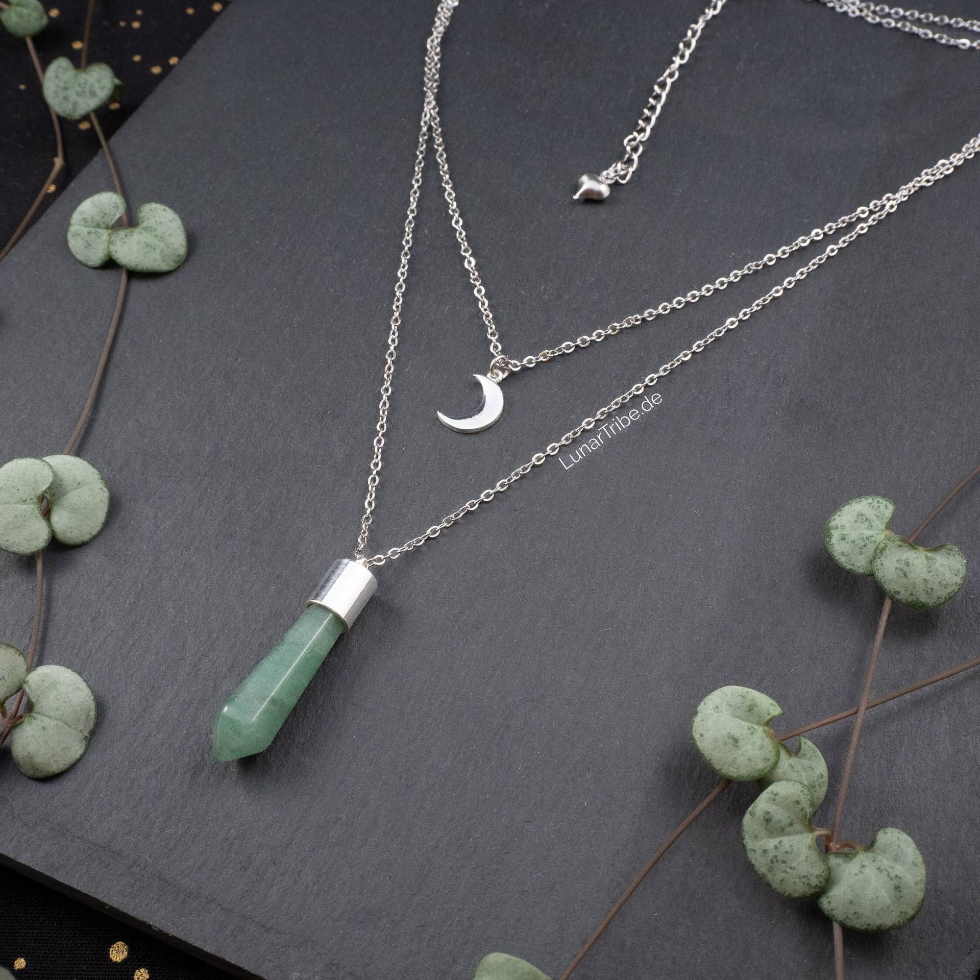 Zweireihige Aventurin Halskette Aus Edelstahl Mit Kleinem Mondanhänger Lange Größenverstellbar Rhodiniertem Halbmond Zweireihige Aventurin Halskette Aus Edelstahl Mit Kleinem Mondanhänger Lange Größenverstellbar Rhodiniertem Halbmond von LunarTribeJewelry