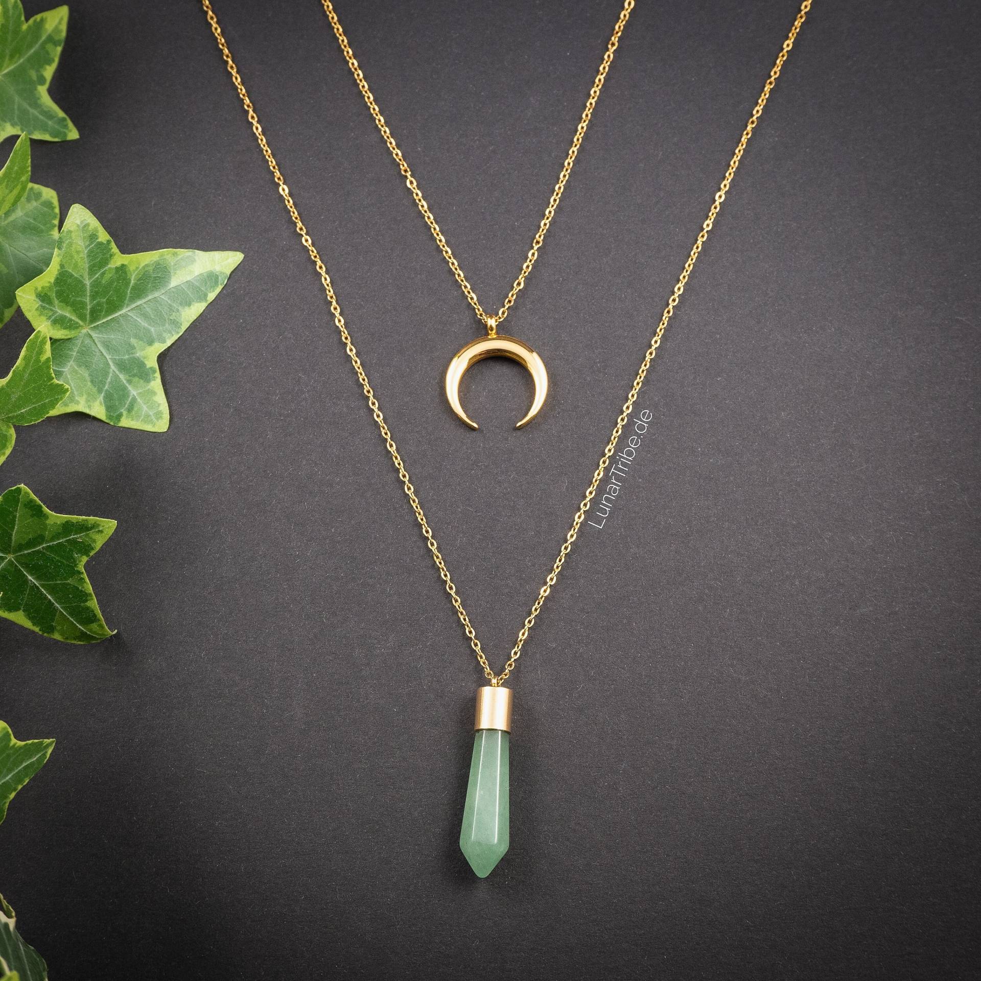 Mehrreihige Goldene Mondkette Mit Aventurin Anhänger Lange Halskette Aus Edelstahl Großem Halbmond Und Verstellbarem Verschluss Mehrreihige Goldene Mondkette Mit Aventurin Anhänger Lange Halskette Aus Edelstahl Großem Halbmond Und Verstellbarem Verschluss von LunarTribeJewelry