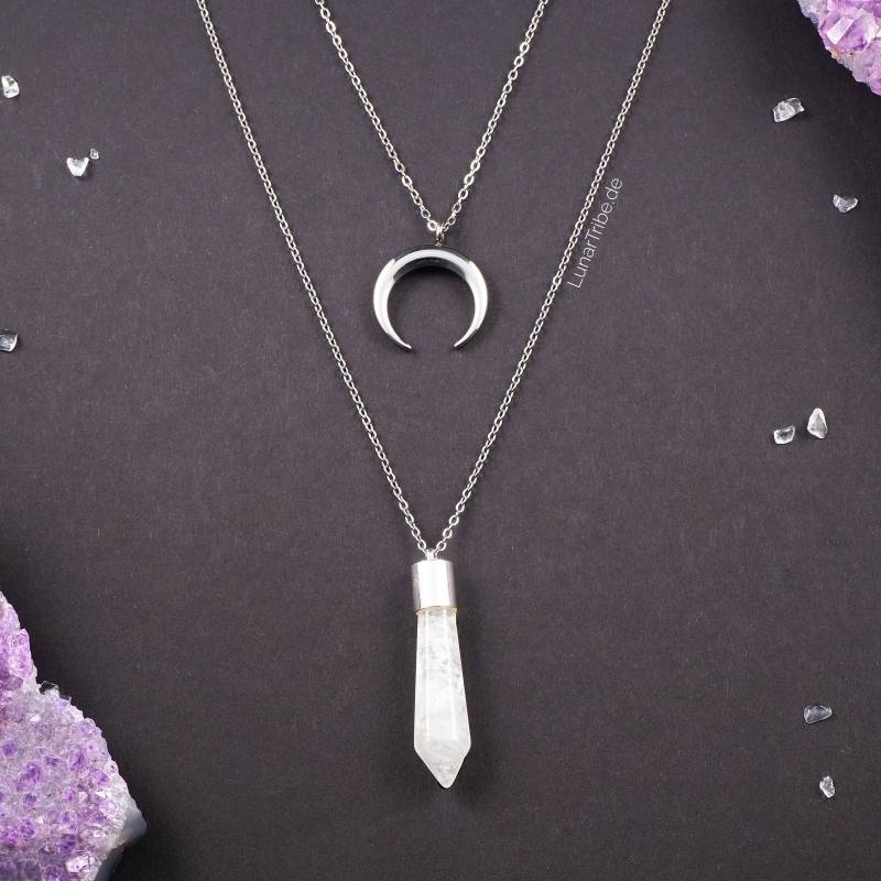 Mehrreihige Silberne Bergkristallhalskette Mit Halbmondanhänger Lange Halskette Aus Edelstahl Natürlichem Bergkristallanhänger von LunarTribeJewelry