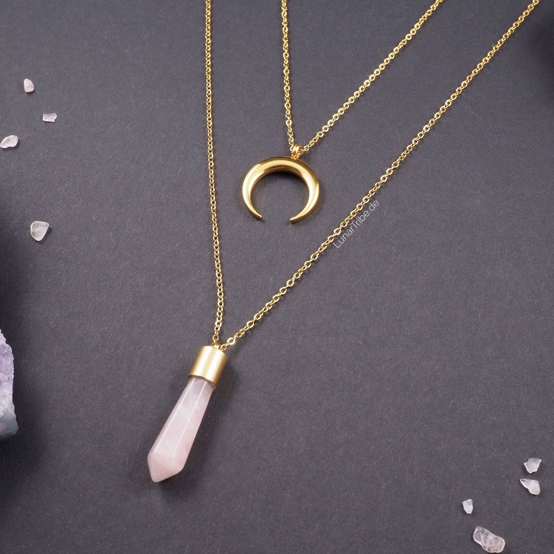 Lange, Mehrreihige Halskette Aus Goldenem Edelstahl Mit Rosenquarzanhänger Und Halbmond 60cm Lang Oder in Wunschlänge, Größenverstellbar Lange, Mehrreihige Halskette Aus Goldenem Edelstahl Mit Rosenquarzanhänger Und Halbmond 60cm Lang Oder in Wunschlänge, Größenverstellbar von LunarTribeJewelry