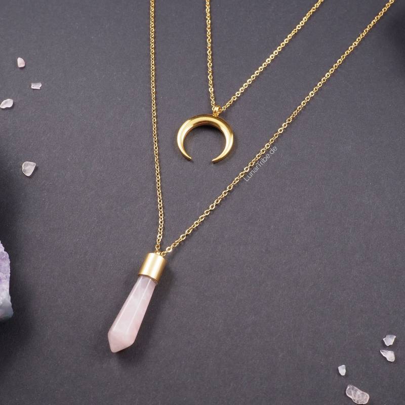 Lange, Mehrreihige Halskette Aus Goldenem Edelstahl Mit Rosenquarzanhänger Und Halbmond 60cm Lang Oder in Wunschlänge, Größenverstellbar von LunarTribeJewelry