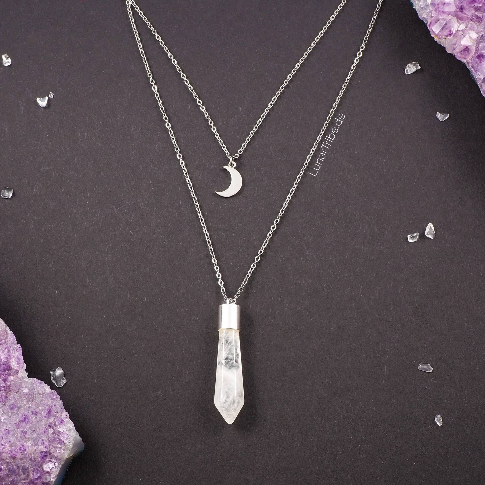 Silberne, Mehrreihige Halskette Mit Bergkristall Und Rhodiniertem Mondanhänger Lange Aus Edelstahl, Größenverstellbar Silberne, Mehrreihige Halskette Mit Bergkristall Und Rhodiniertem Mondanhänger Lange Aus Edelstahl, Größenverstellbar von LunarTribeJewelry