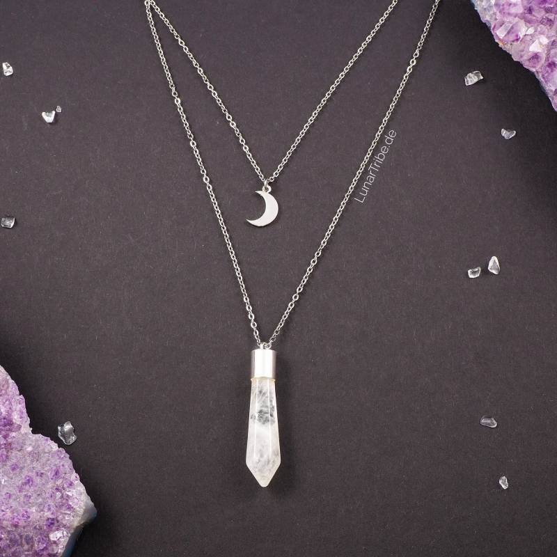 Silberne, Mehrreihige Halskette Mit Bergkristall Und Rhodiniertem Mondanhänger Lange Aus Edelstahl, Größenverstellbar Silberne, Mehrreihige Halskette Mit Bergkristall Und Rhodiniertem Mondanhänger Lange Aus Edelstahl, Größenverstellbar von LunarTribeJewelry